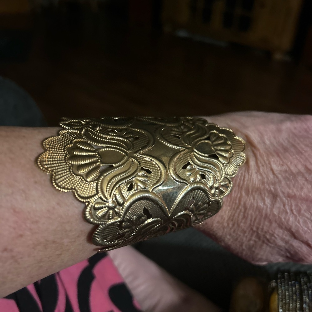 Gold tone fashionable no brand,copper Bracelet large chunky piece adjustable
